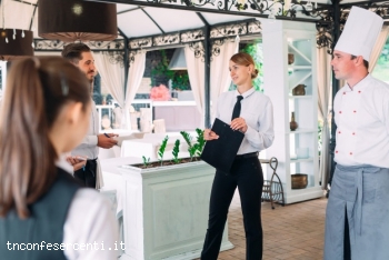 t201910302120509_ildirettoredelristoranteeilsuostaffinterrazzainteragendoconilcapochefdelristorante_109285710 t201910302120509_ildirettoredelristoranteeilsuostaffinterrazzainteragendoconilcapochefdelristorante_109285710
