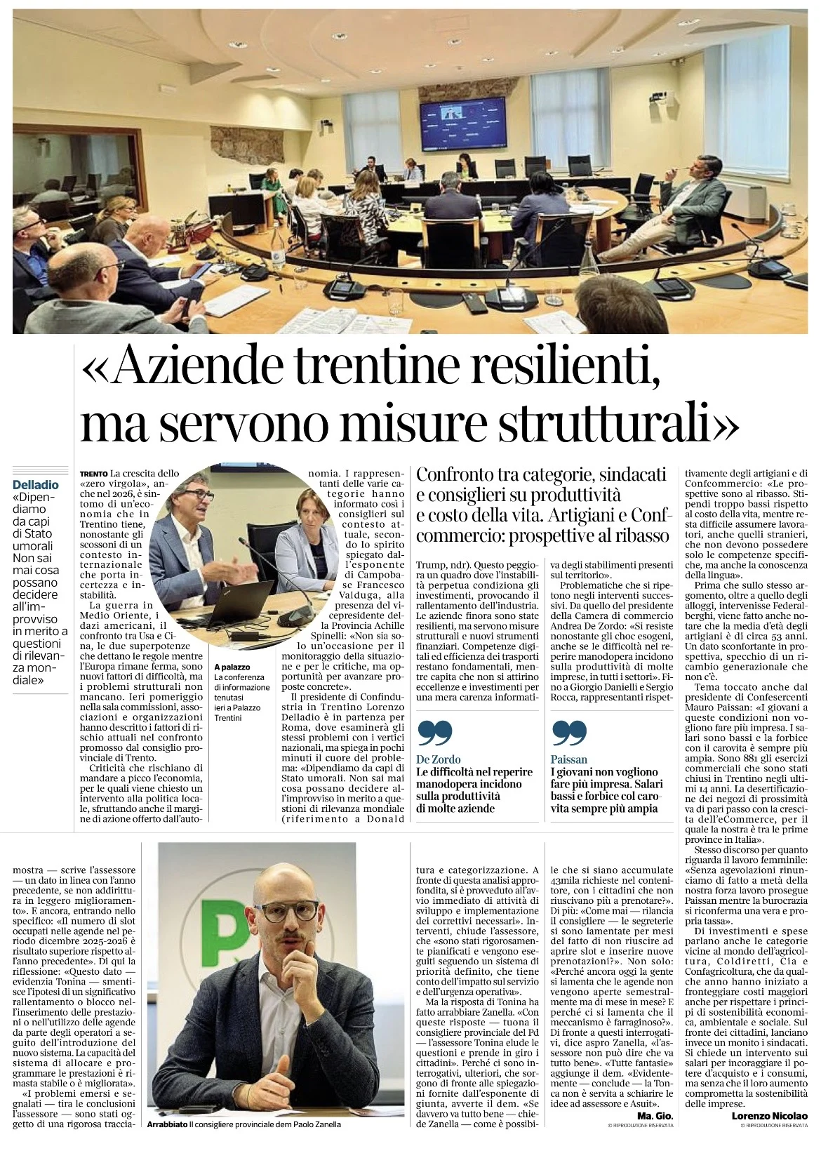 Una fotografia mostra un gruppo di persone sedute a un tavolo in una sala riunioni moderna, con testi e altri scatti che parlano di economia, aziende resilienti e politica locale.