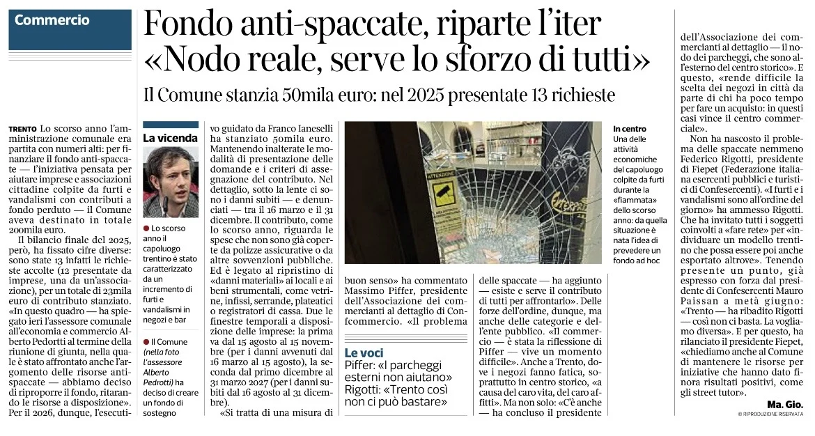 La pagina di un quotidiano italiano mostra un articolo principale su un fondo anti spaccate, corredato dalla foto di un uomo e da unimmagine di una vetrina frantumata.