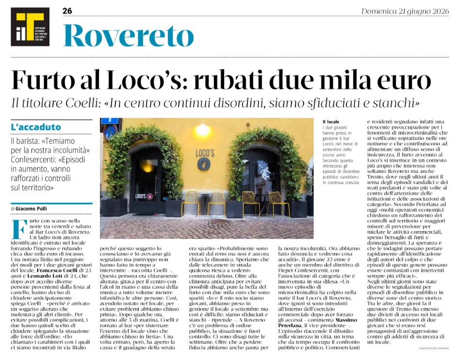 Una pagina di giornale intitolata Rovereto presenta un articolo sul furto di duemila euro al Locos, accompagnato da una foto dellentrata del bar con un arco di piante e sedie gialle.