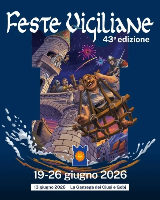 Limmagine presenta unillustrazione medievale festosa dove un uomo sorridente è sospeso in una gabbia di legno vicino a una torre di castello con personaggi allegri, fuochi dartificio nel cielo notturno e schizzi dacqua. Limmagine presenta unillustrazione medievale festosa dove un uomo sorridente è sospeso in una gabbia di legno vicino a una torre di castello con personaggi allegri, fuochi dartificio nel cielo notturno e schizzi dacqua.
