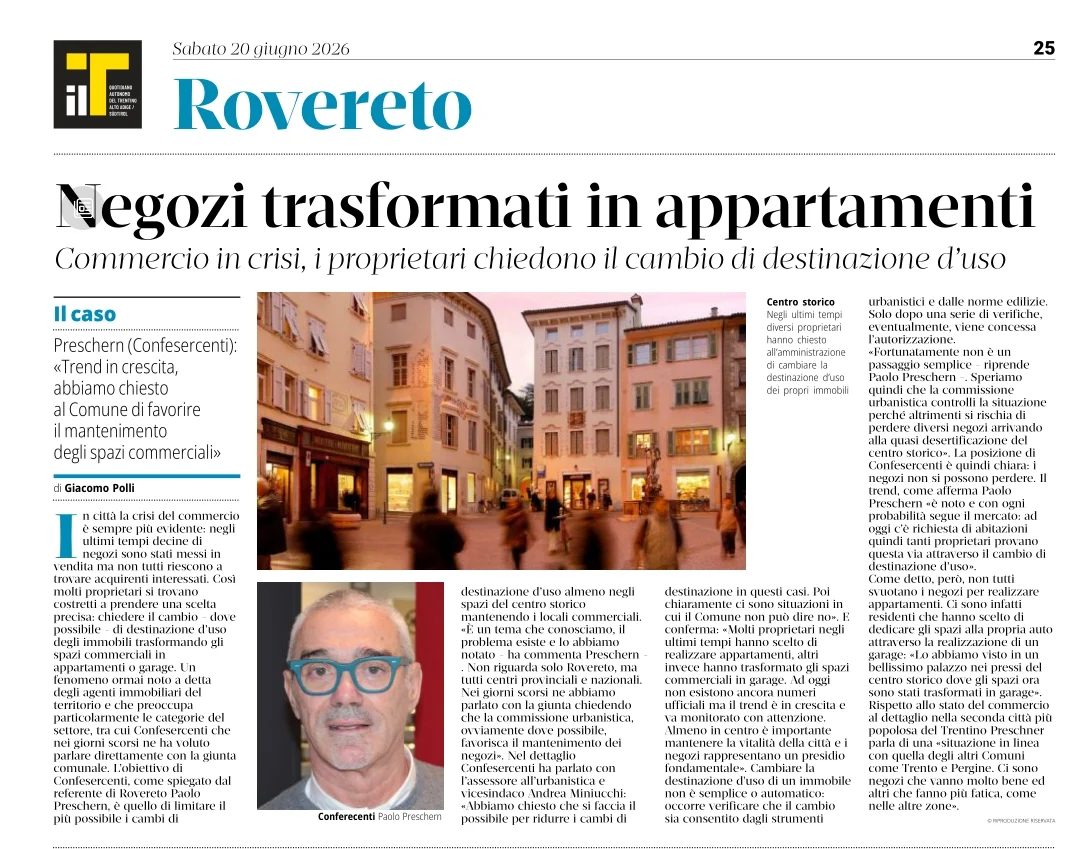 Limmagine mostra una pagina di giornale con un titolo principale che annuncia la trasformazione di negozi in appartamenti, accompagnato da unimmagine di un centro storico, il ritratto di un uomo e diversi articoli testuali.