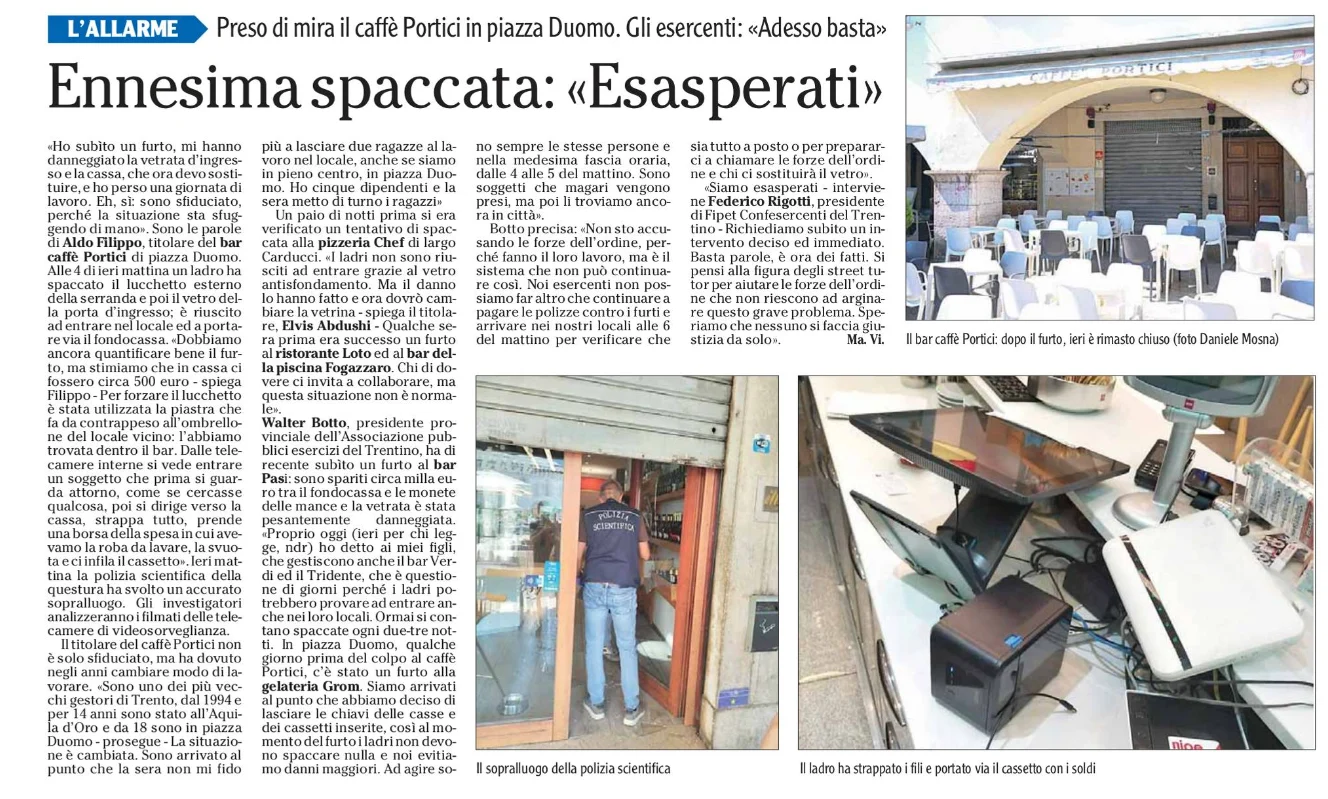 Limmagine mostra una pagina di giornale con articoli sui furti, illustrata da fotografie di un caffè chiuso, di un investigatore della polizia scientifica e di attrezzature elettroniche danneggiate.
