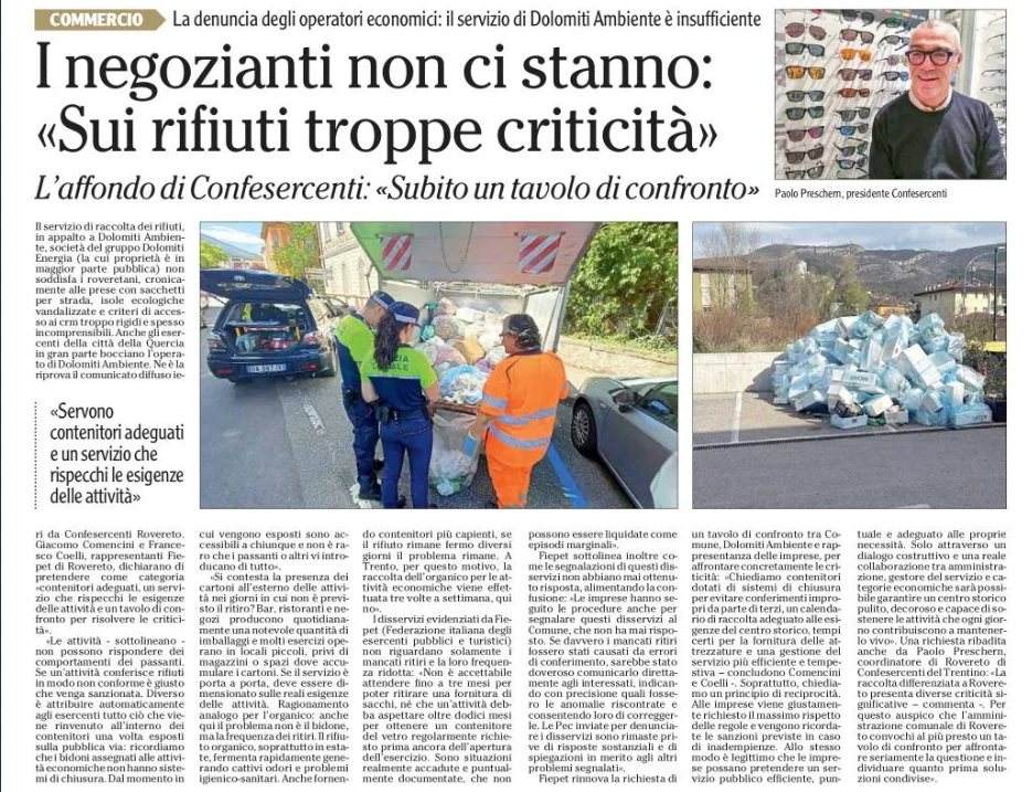 La fotografia mostra persone che raccolgono sacchi di rifiuti da un veicolo, una grande pila di sacchi azzurri in un parcheggio e un uomo sorridente davanti a una vetrina di occhiali da sole.