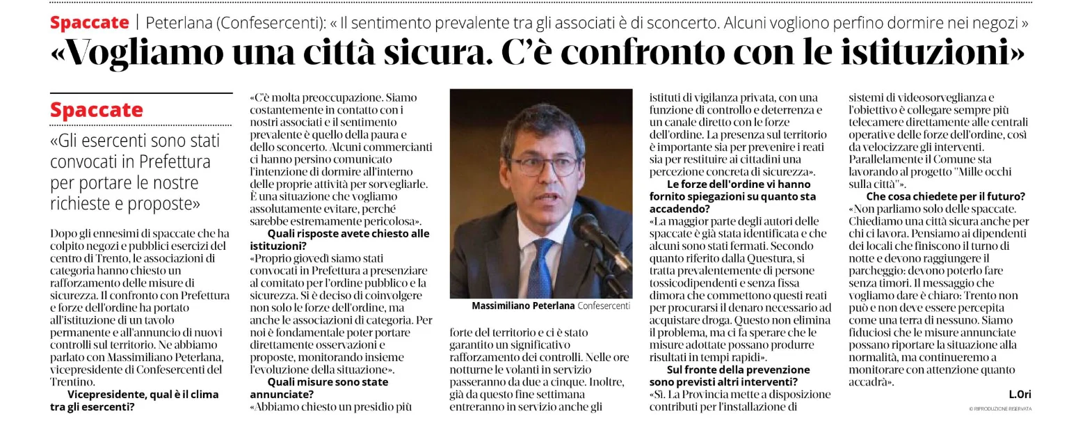 Limmagine mostra la pagina di un quotidiano con un titolo grande che parla di sicurezza, una foto di Massimiliano Peterlana e un articolo diviso in più colonne di testo.