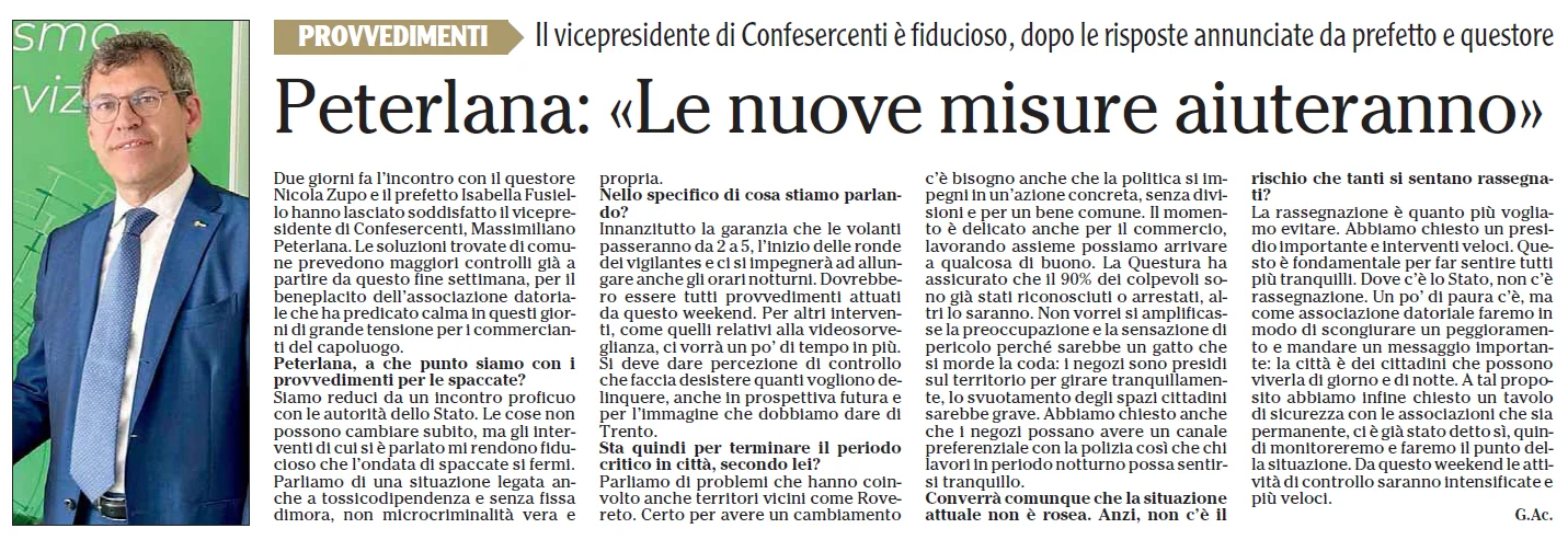 Limmagine mostra un uomo sorridente in giacca e occhiali sulla sinistra e un articolo di giornale in italiano sulla destra con i titoli Peterlana: Le nuove misure aiuteranno e PROVVEDIMENTI.