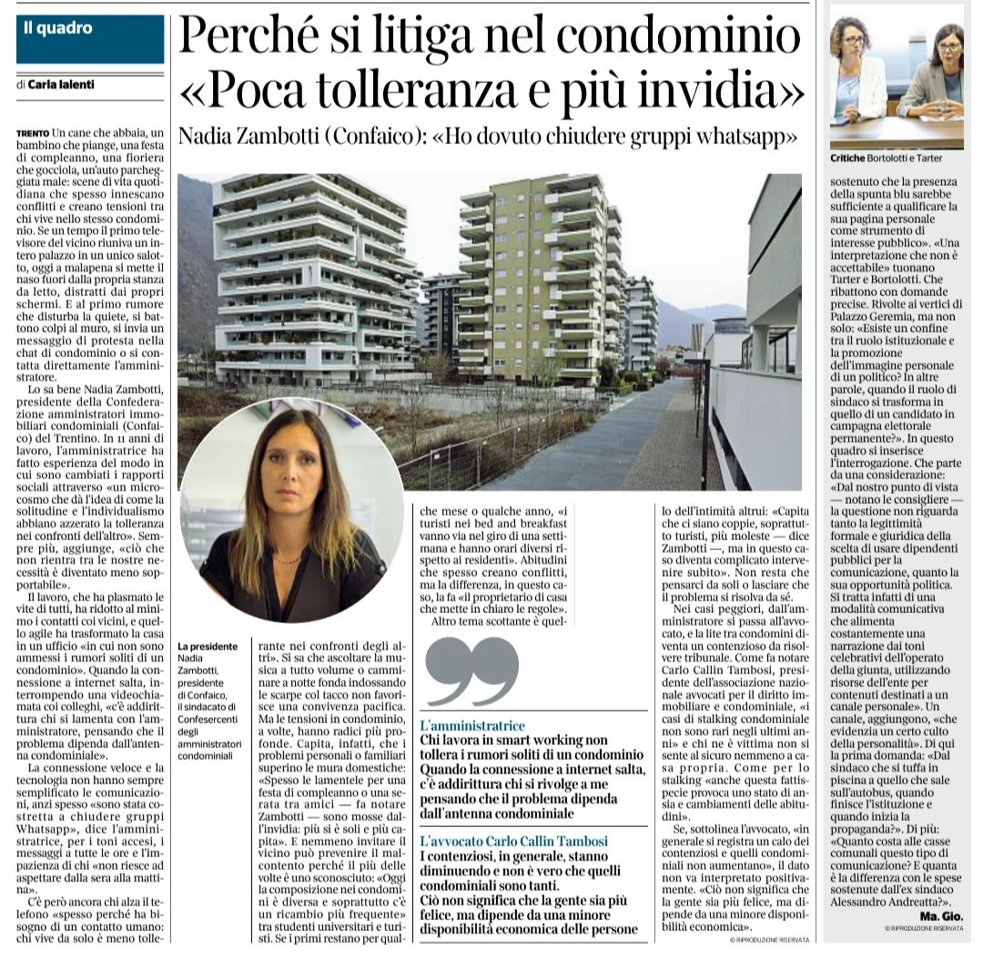 La pagina di giornale mostra edifici residenziali moderni e il ritratto di una donna, con articoli che in italiano trattano di conflitti e scarsa tolleranza nei condomini e della chiusura di gruppi di messaggistica.