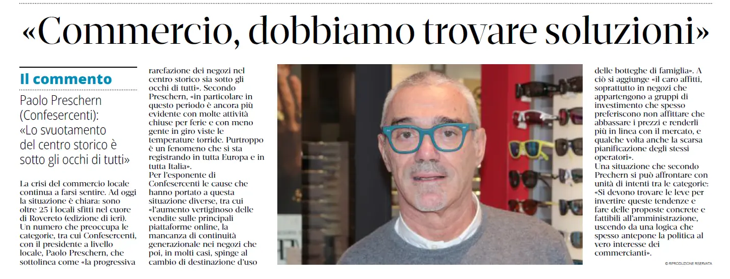 Limmagine presenta un ampio titolo che recita Commercio, dobbiamo trovare soluzioni, una foto centrale di un uomo sorridente con occhiali blu e diverse colonne di testo che includono il commento di Paolo Preschern. Limmagine presenta un ampio titolo che recita Commercio, dobbiamo trovare soluzioni, una foto centrale di un uomo sorridente con occhiali blu e diverse colonne di testo che includono il commento di Paolo Preschern.