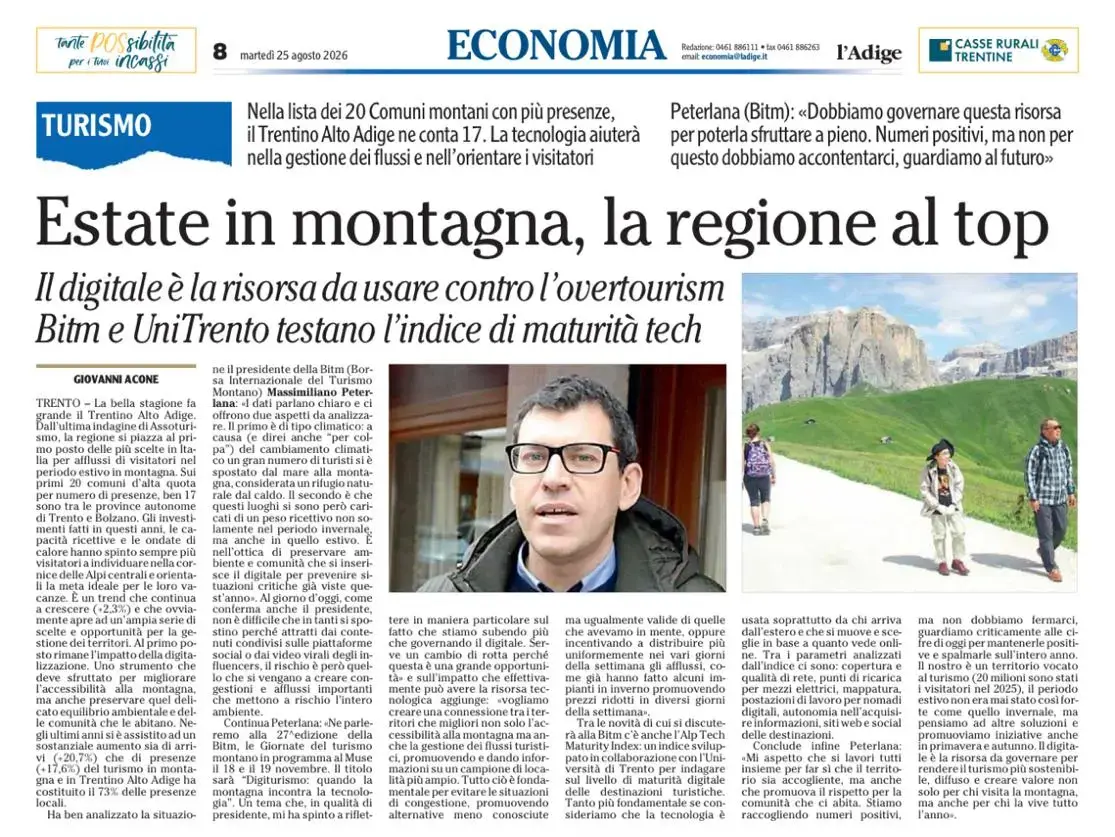 Una pagina del quotidiano LAdige datata 8 martedì 25 agosto 2026 presenta un articolo principale intitolato Estate in montagna, la regione al top, accompagnato da una foto di persone che camminano in un paesaggio montano e un ritratto di un uomo.