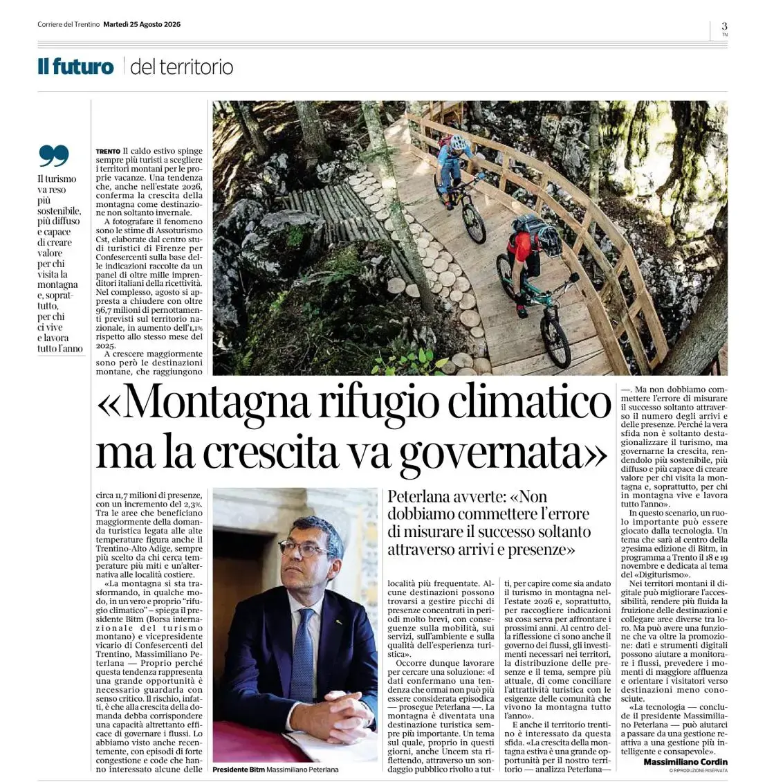 Tre mountain biker pedalano su un sentiero di legno in una zona boscosa e montuosa, visibili su una pagina di giornale che include anche titoli e la foto di un uomo in abito scuro.