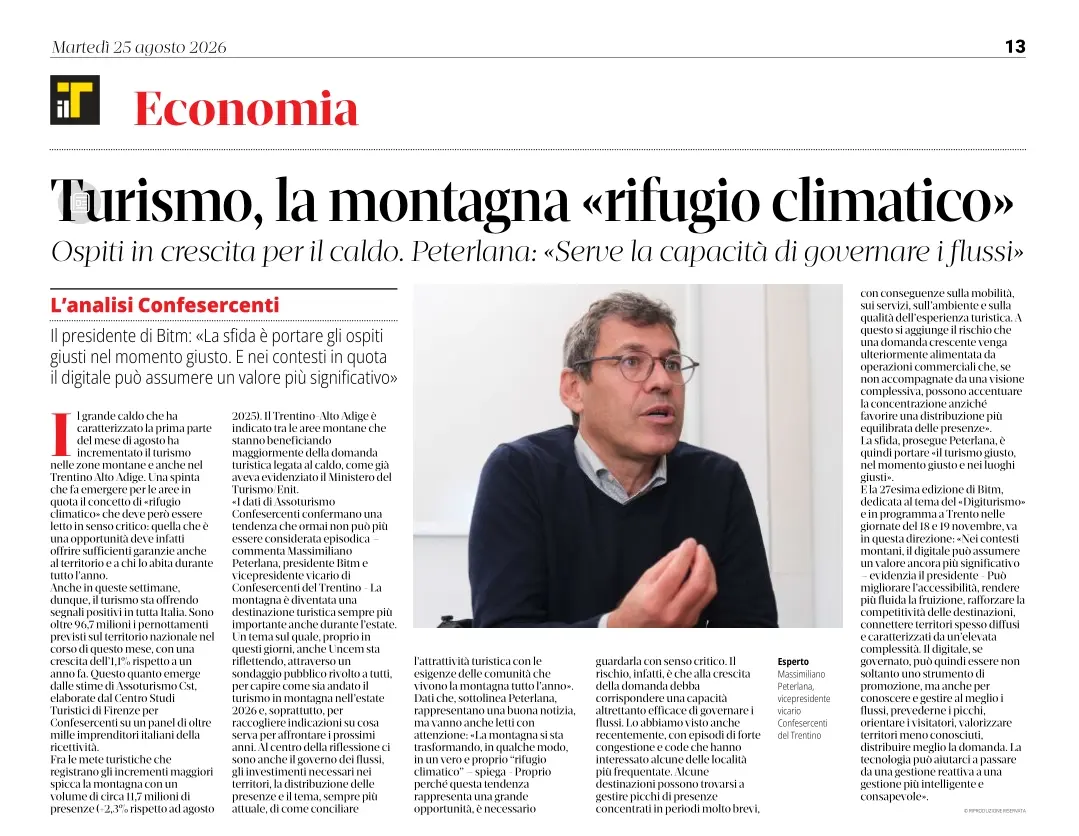 La pagina di un giornale economico presenta un articolo principale sul turismo in montagna e il cambiamento climatico, con limmagine di un uomo che parla.