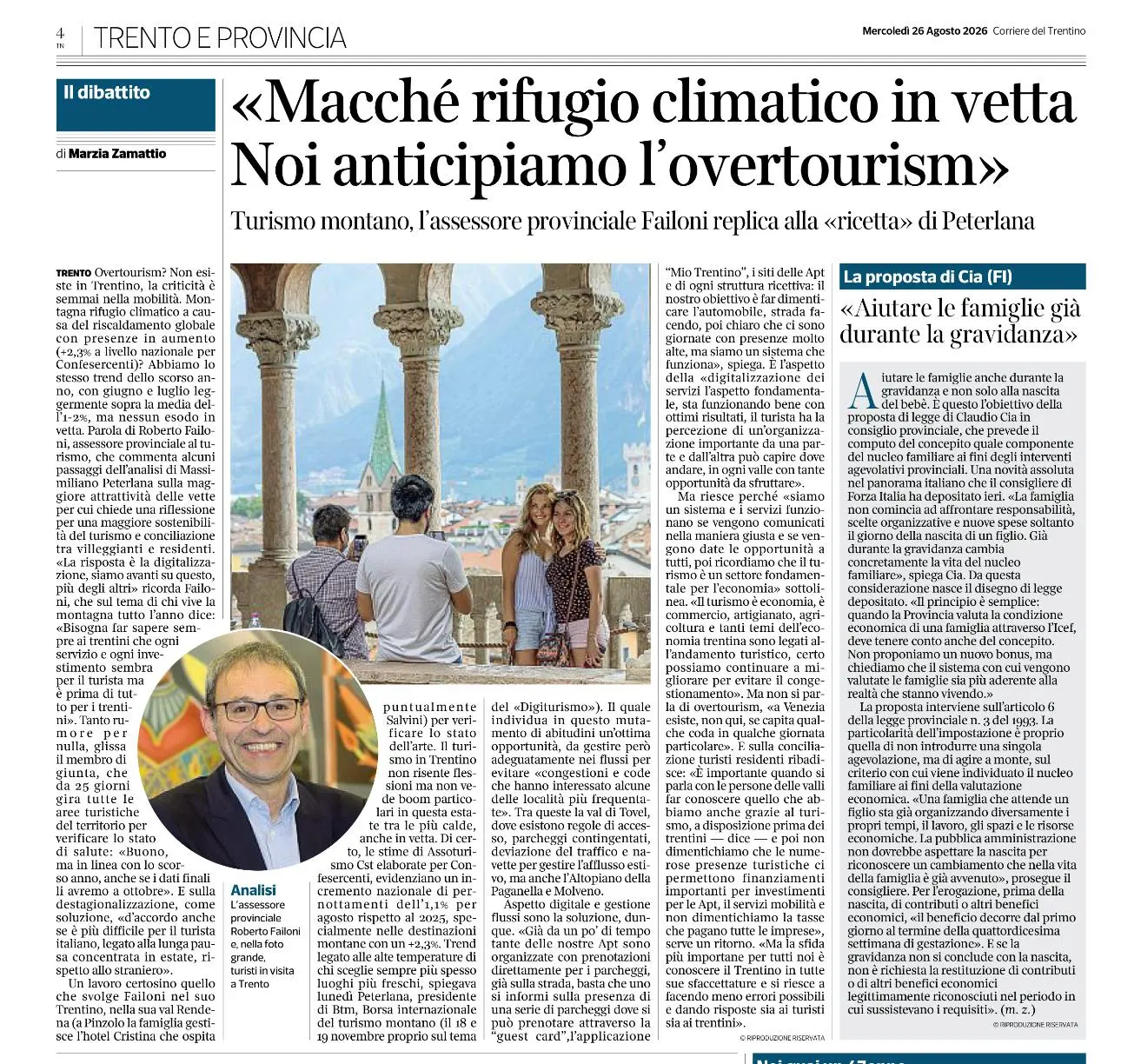 Limmagine mostra una pagina di giornale contenente una grande fotografia di persone su un balcone con vista su un paesaggio montano urbano, accompagnata da una foto più piccola di un uomo sorridente e da varie sezioni di testo con titoli e articoli.