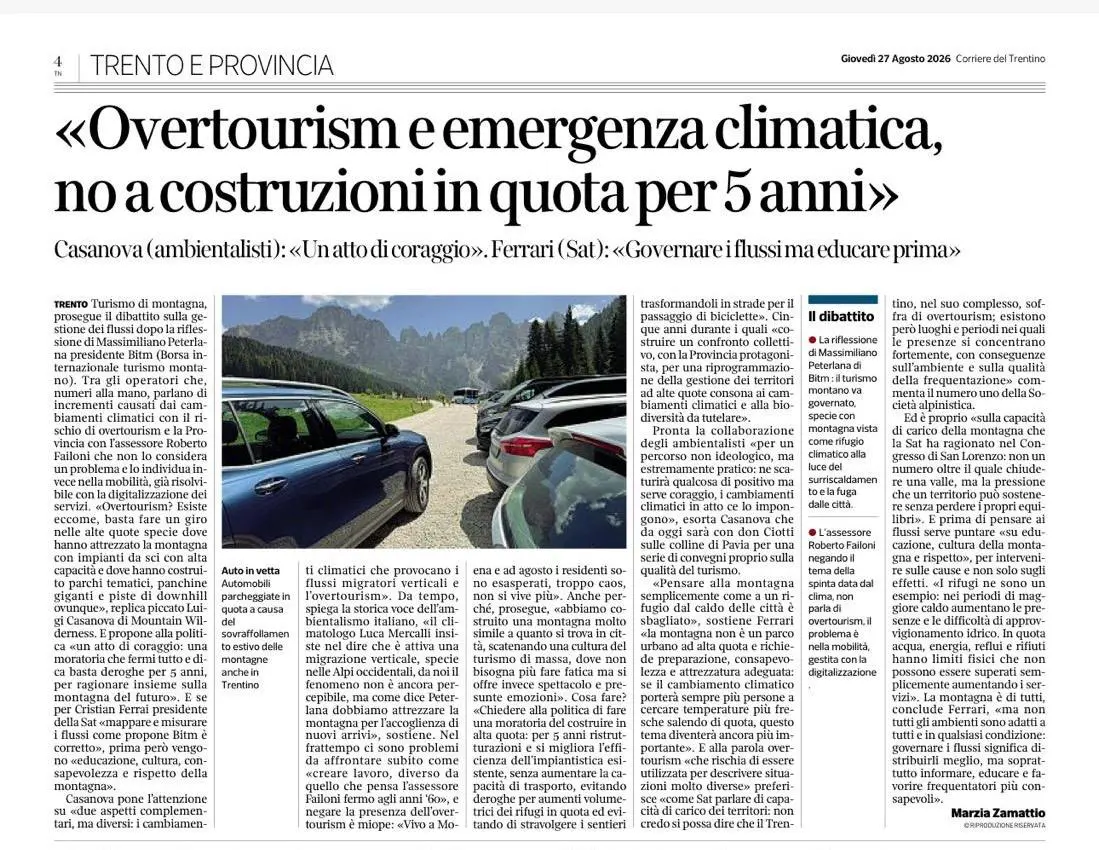 Una pagina di giornale del Corriere del Trentino datata giovedì 27 agosto 2026 mostra un grande titolo sullovertourism e lemergenza climatica con il divieto di nuove costruzioni in quota per cinque anni, affiancato da una fotografia di automobili parcheggiate in un paesaggio montano e vari articoli correlati.