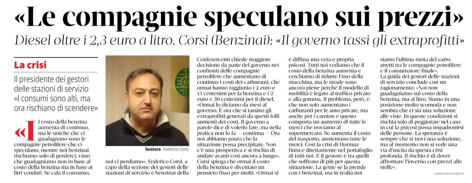 La pagina di un giornale, con il titolo Le compagnie speculano sui prezzi, mostra una foto di Federico Corsi e discute i costi del diesel oltre i 2,3 euro al litro, insieme alla richiesta di tassare gli extraprofitti.