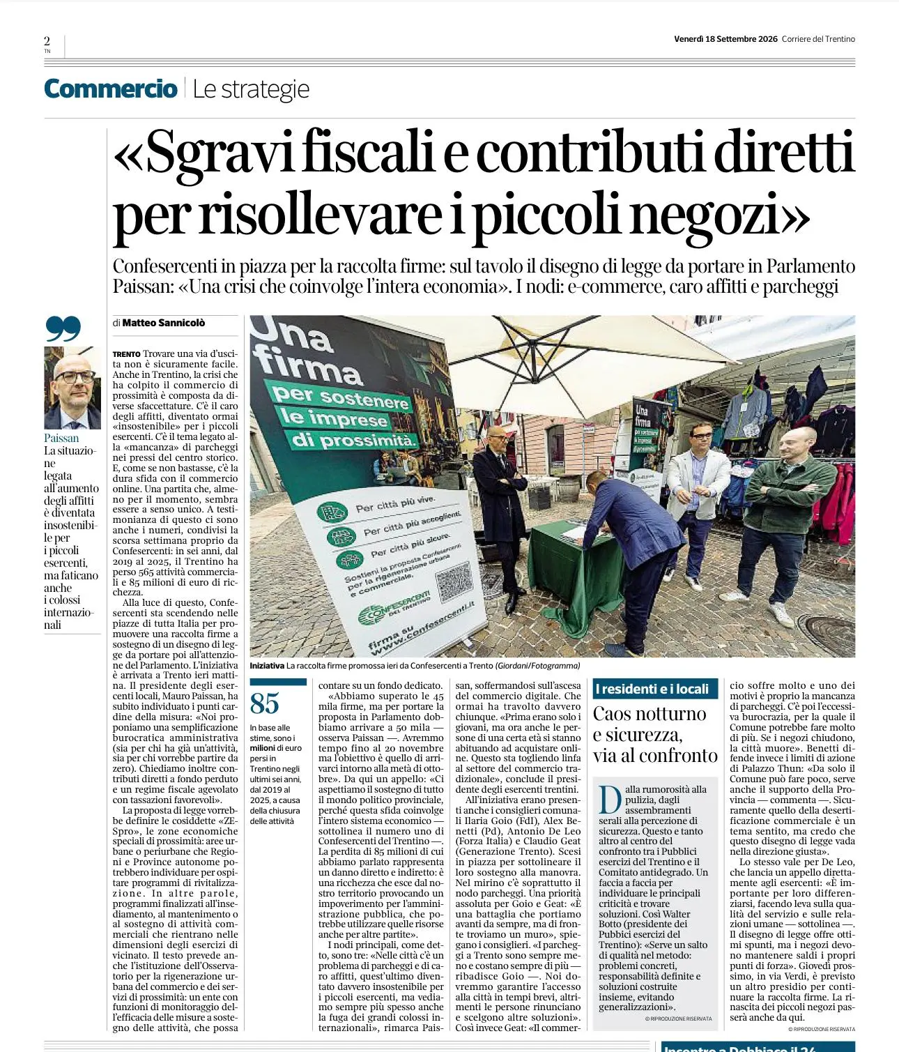 La pagina di giornale presenta una scena allaperto dove uomini sono riuniti attorno a un tavolo con striscioni promozionali, illustrando un articolo su sgravi fiscali e contributi per i piccoli negozi.