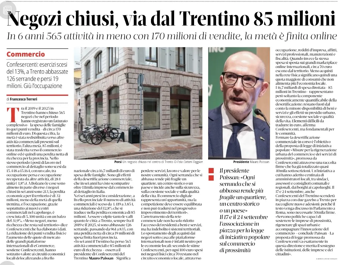 Limmagine presenta un articolo di giornale intitolato Negozi chiusi, via dal Trentino 85 milioni, che include una foto di una strada con un edificio commerciale e un ritratto del Presidente Mauro Paissan.