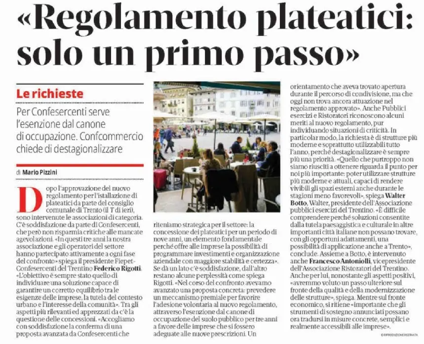 La pagina di un giornale presenta un articolo intitolato Regolamento plateatici: solo un primo passo, corredato da una fotografia che ritrae persone sedute a tavolini allaperto in una piazza cittadina.
