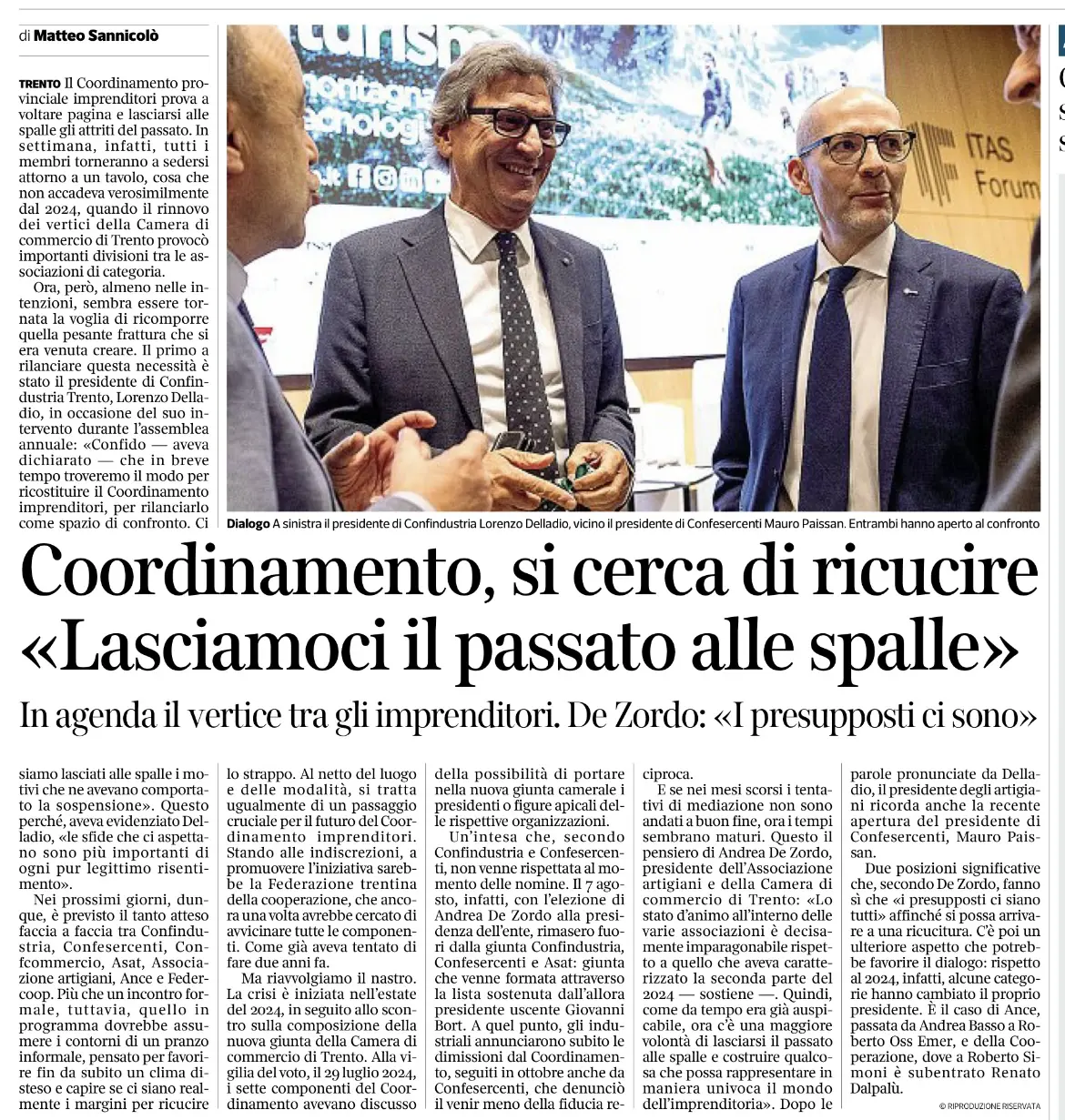 Due uomini in abito formale, il presidente di Confindustria Lorenzo Delladio e il presidente di Confesercenti Mauro Paissan, sorridono e conversano in un ambiente che richiama un forum.