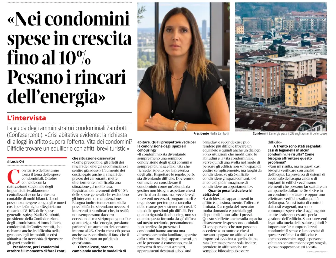 Una pagina di giornale contiene un grande titolo sugli aumenti delle spese condominiali, il ritratto di una donna e una foto di edifici residenziali.