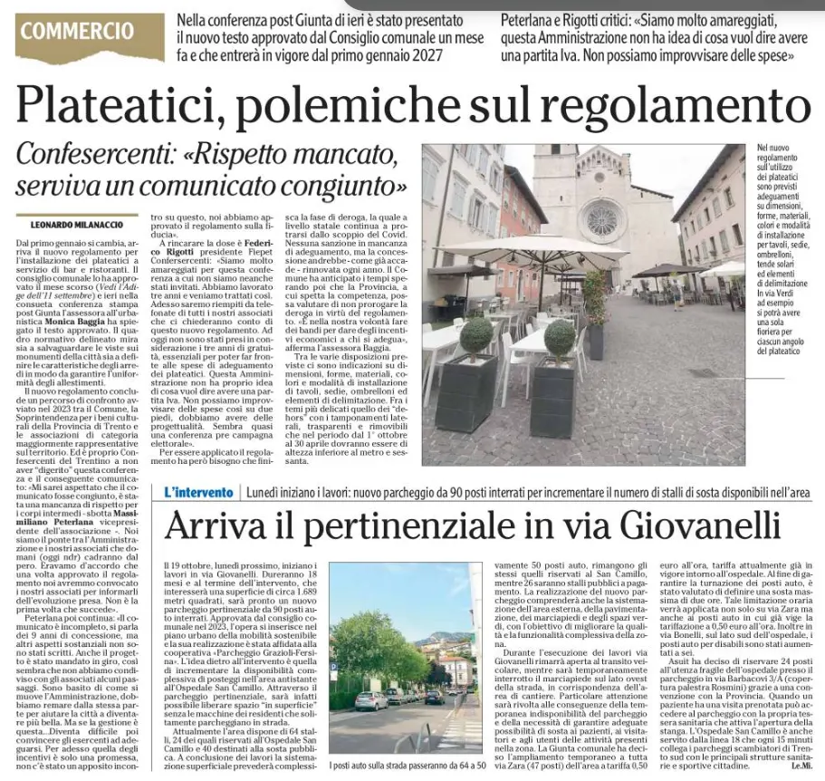 Una pagina di giornale contiene articoli e titoli, inclusi Plateatici, polemiche sul regolamento e Arriva il pertinenziale in via Giovanelli, con una grande foto di unarea esterna con tavoli e sedie di fronte a un edificio storico.