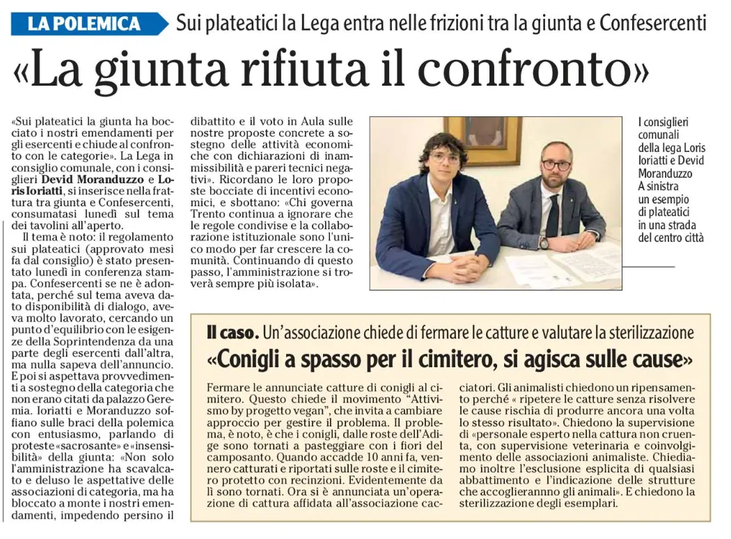 Una pagina di giornale mostra un grande titolo sulla giunta che rifiuta il confronto, una foto di due consiglieri comunali e un articolo separato riguardo la richiesta di sterilizzazione dei conigli.