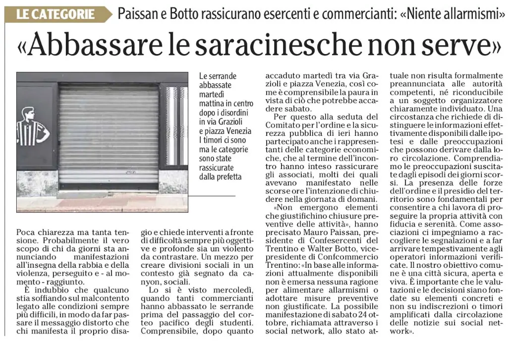Una pagina di giornale mostra un articolo intitolato Abbassare le saracinesche non serve, corredato da una foto di una vetrina con la saracinesca abbassata e testo relativo a esercenti e commercianti rassicurati.