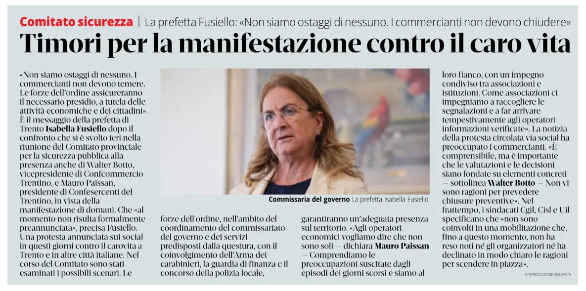 Limmagine raffigura una pagina di giornale con un titolo in evidenza che annuncia timori per una manifestazione contro il caro vita, accompagnata da una foto della prefetta Isabella Fusiello e articoli di testo.