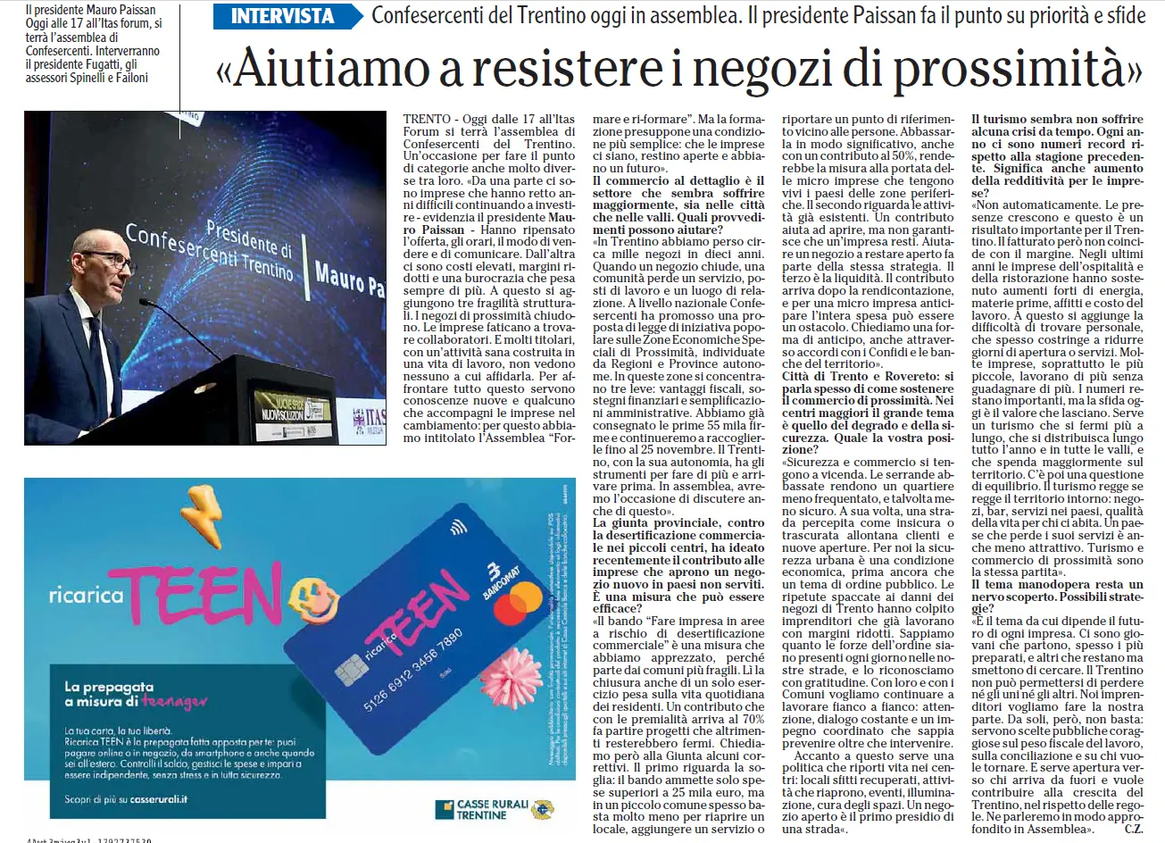 Limmagine mostra una pagina di giornale contenente un grande titolo sul supporto ai negozi di prossimità, un articolo principale con la foto di un uomo che parla a un podio, e una sezione inferiore con la pubblicità di una carta prepagata ricarica TEEN offerta dalle Casse Rurali Trentine.