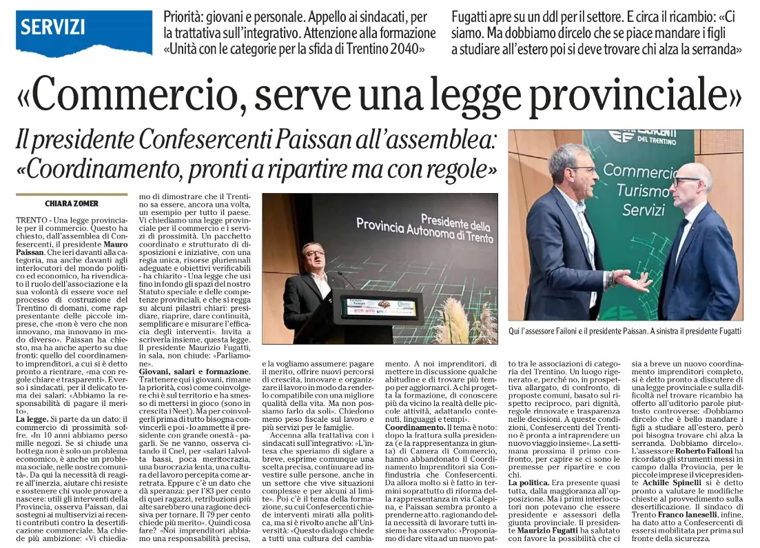 Limmagine mostra una pagina di giornale con articoli di testo e due fotografie: in una un uomo parla da un podio, nellaltra due uomini conversano.