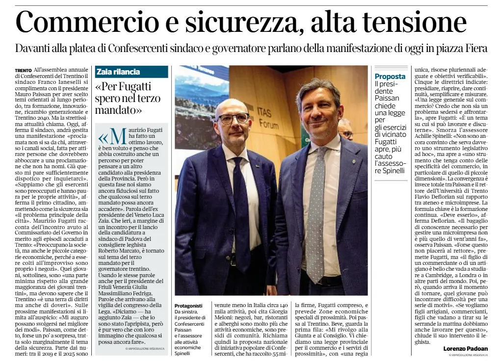 Una pagina di giornale mostra una grande fotografia di due uomini in giacca e cravatta sorridenti, sotto il titolo principale Commercio e sicurezza, alta tensione, affiancata da diverse colonne di testo.